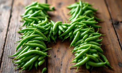 Haricots verts disposes en forme de H sur une table en bois