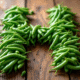 Haricots verts disposes en forme de H sur une table en bois