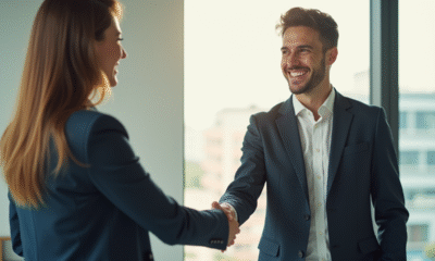 Jeune intern recevant un handshake de son manager dans un bureau lumineux
